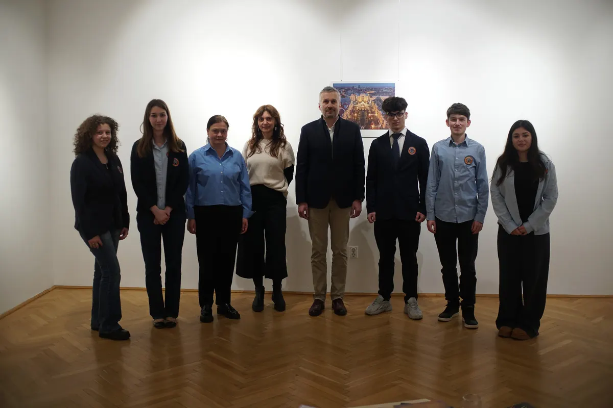 Membrii Consiliului Școlar al Elevilor la o expoziție