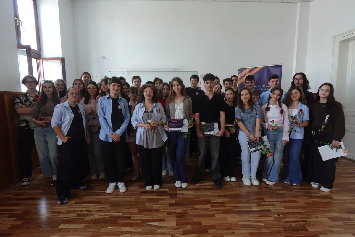 Membrii Consiliului Școlar al Elevilor în sala de festivități